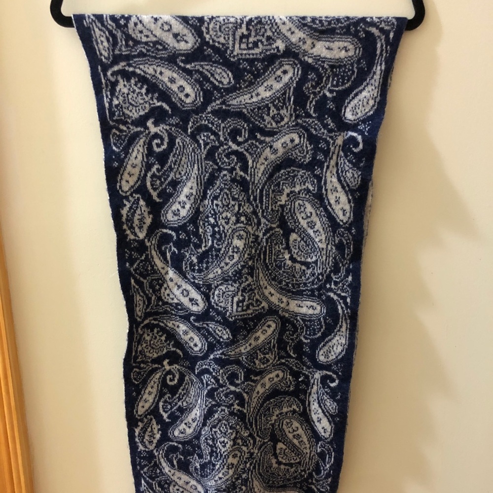 Saks Fifth Avenue blue & white paisley print scarf